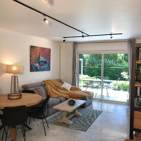 Rez De Jardin En Bord De كانيو سور مير