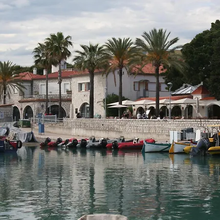 Rez De Jardin En Bord De *