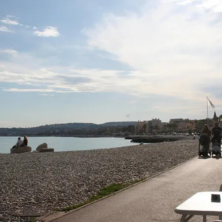 Lejlighed Rez De Jardin En Bord De