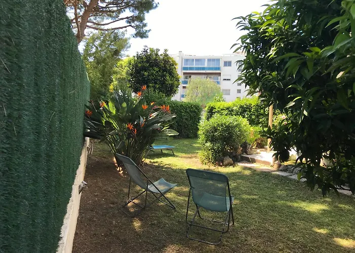 Rez De Jardin En Bord De *