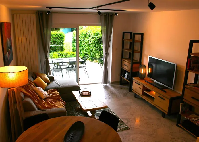 Rez De Jardin En Bord De *